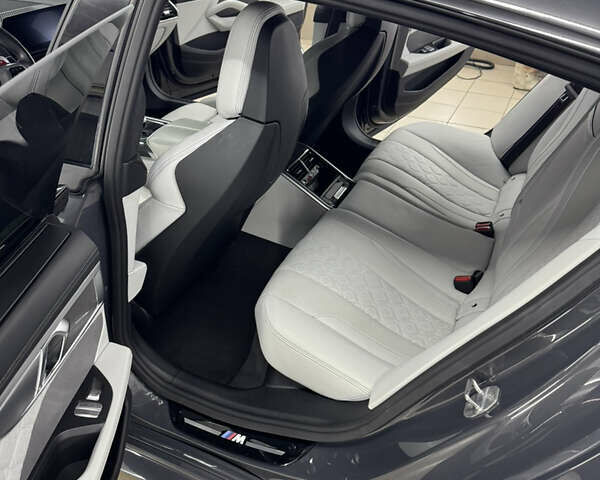 Серый БМВ M8 Gran Coupe, объемом двигателя 4.39 л и пробегом 62 тыс. км за 95000 $, фото 11 на Automoto.ua