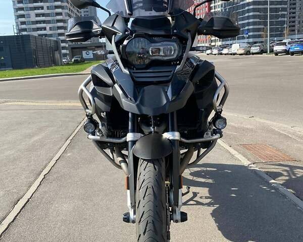 Черный БМВ R 1200C, объемом двигателя 1.2 л и пробегом 42 тыс. км за 17400 $, фото 2 на Automoto.ua