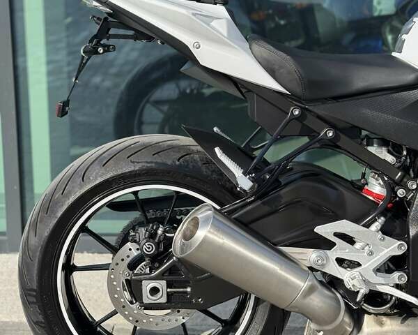 Белый БМВ S 1000R, объемом двигателя 1 л и пробегом 17 тыс. км за 12499 $, фото 24 на Automoto.ua