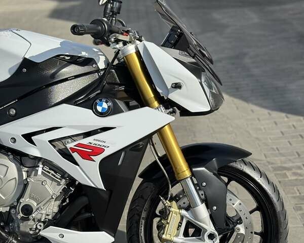 Белый БМВ S 1000R, объемом двигателя 1 л и пробегом 17 тыс. км за 12499 $, фото 12 на Automoto.ua