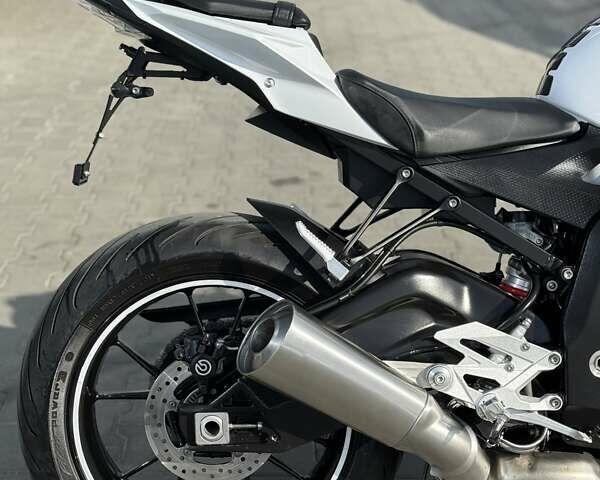 Белый БМВ S 1000R, объемом двигателя 1 л и пробегом 17 тыс. км за 12499 $, фото 11 на Automoto.ua