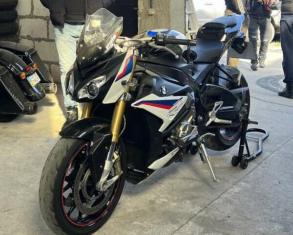 Белый БМВ S 1000R, объемом двигателя 1 л и пробегом 19 тыс. км за 13900 $, фото 1 на Automoto.ua