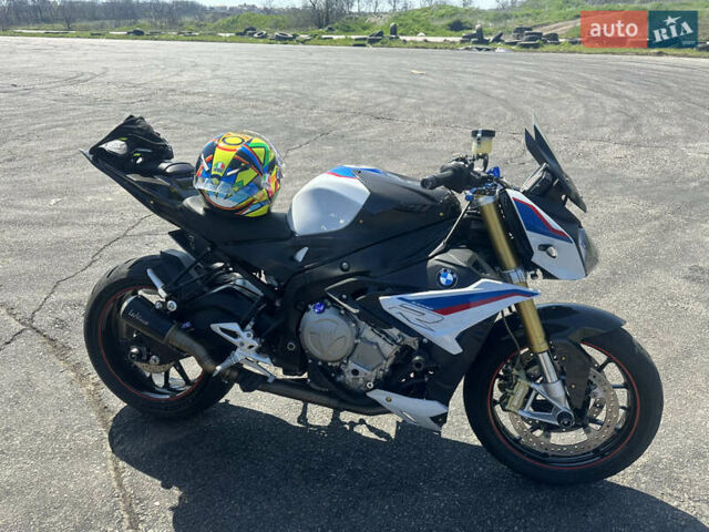 Белый БМВ S 1000R, объемом двигателя 1 л и пробегом 19 тыс. км за 13900 $, фото 13 на Automoto.ua