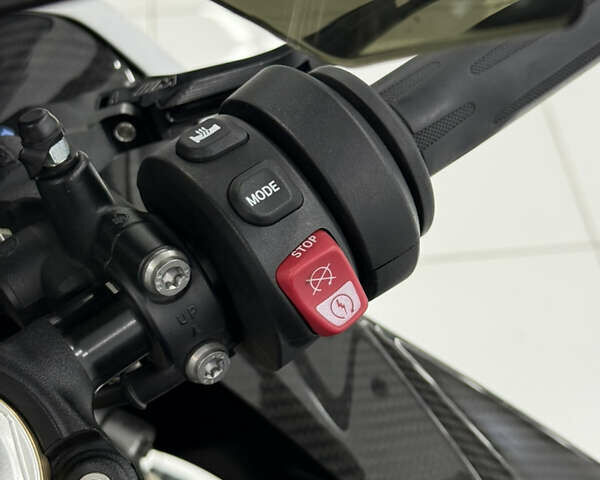 Белый БМВ S 1000RR, объемом двигателя 1 л и пробегом 15 тыс. км за 24500 $, фото 9 на Automoto.ua