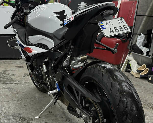 Белый БМВ S 1000RR, объемом двигателя 1 л и пробегом 8 тыс. км за 24500 $, фото 3 на Automoto.ua