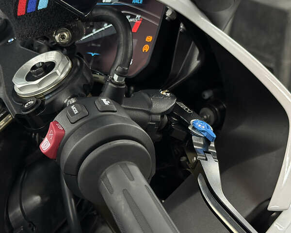 Белый БМВ S 1000RR, объемом двигателя 1 л и пробегом 8 тыс. км за 24500 $, фото 15 на Automoto.ua