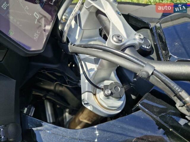 Черный БМВ S 1000XR, объемом двигателя 1 л и пробегом 10 тыс. км за 20500 $, фото 24 на Automoto.ua