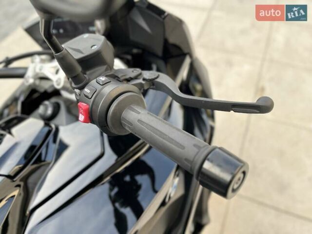 Черный БМВ S 1000XR, объемом двигателя 1 л и пробегом 4 тыс. км за 24096 $, фото 16 на Automoto.ua