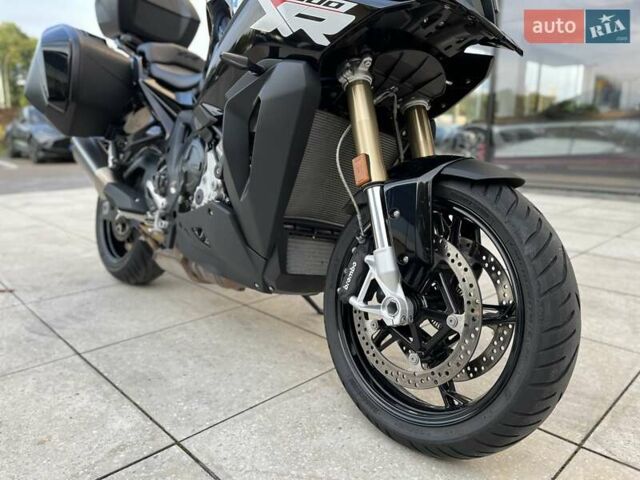 Черный БМВ S 1000XR, объемом двигателя 1 л и пробегом 4 тыс. км за 24096 $, фото 24 на Automoto.ua