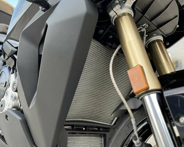 Черный БМВ S 1000XR, объемом двигателя 1 л и пробегом 4 тыс. км за 24096 $, фото 25 на Automoto.ua