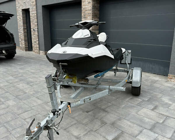 Білий БРП Спарк, об'ємом двигуна 0.9 л та пробігом 100 тис. км за 7600 $, фото 2 на Automoto.ua