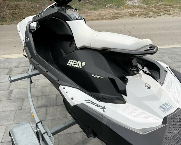 Білий БРП Спарк, об'ємом двигуна 0.9 л та пробігом 100 тис. км за 7600 $, фото 4 на Automoto.ua