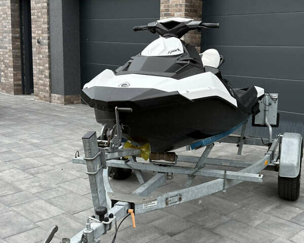 Білий БРП Спарк, об'ємом двигуна 0.9 л та пробігом 100 тис. км за 7600 $, фото 1 на Automoto.ua