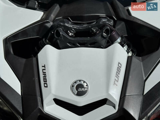 Белый БРП Maverick X3, объемом двигателя 0.9 л и пробегом 2 тыс. км за 25500 $, фото 31 на Automoto.ua