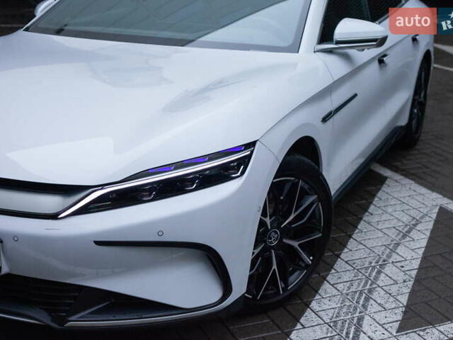 Белый БИД Han, объемом двигателя 0 л и пробегом 61 тыс. км за 30800 $, фото 1 на Automoto.ua