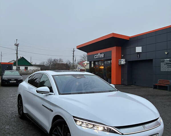 Белый БИД Han, объемом двигателя 0 л и пробегом 60 тыс. км за 30850 $, фото 2 на Automoto.ua