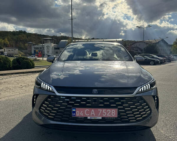 Серый БИД Qin Plus, объемом двигателя 1.5 л и пробегом 1 тыс. км за 19500 $, фото 2 на Automoto.ua