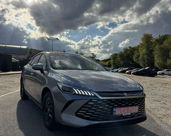 Серый БИД Qin Plus, объемом двигателя 1.5 л и пробегом 1 тыс. км за 19500 $, фото 1 на Automoto.ua