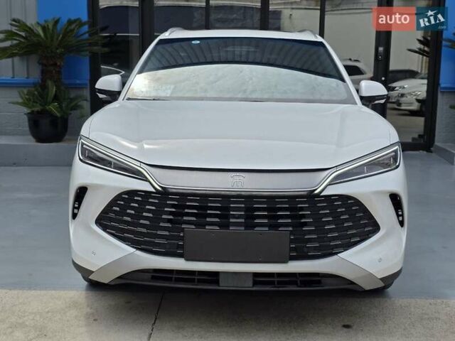 Белый БИД Song L, объемом двигателя 1.5 л и пробегом 8 тыс. км за 29900 $, фото 2 на Automoto.ua