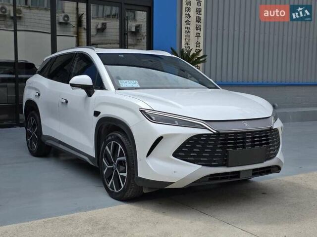 Белый БИД Song L, объемом двигателя 1.5 л и пробегом 8 тыс. км за 29900 $, фото 1 на Automoto.ua