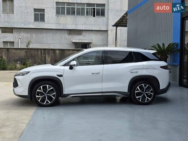 Белый БИД Song L, объемом двигателя 1.5 л и пробегом 8 тыс. км за 29900 $, фото 3 на Automoto.ua