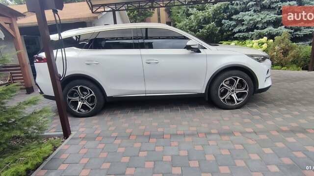 Белый БИД Tang, объемом двигателя 0 л и пробегом 12 тыс. км за 31999 $, фото 1 на Automoto.ua