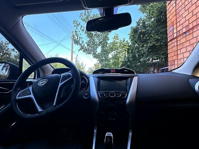 Белый БИД Yuan, объемом двигателя 70 л и пробегом 120 тыс. км за 12100 $, фото 5 на Automoto.ua