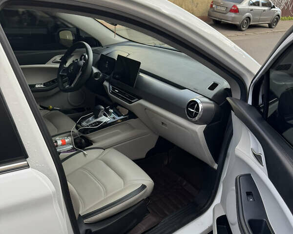 Белый БИД Yuan, объемом двигателя 0 л и пробегом 65 тыс. км за 17500 $, фото 12 на Automoto.ua