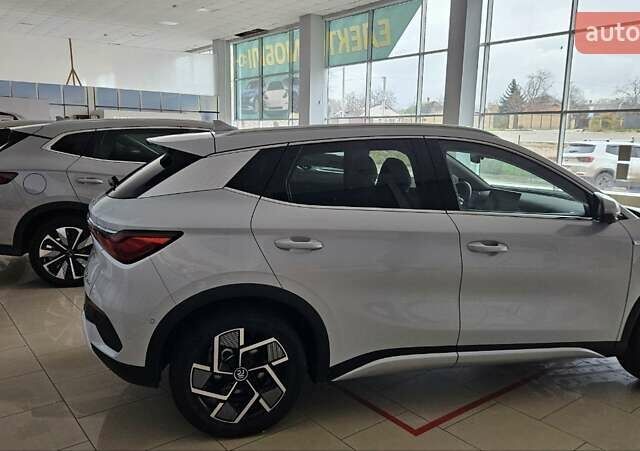 Белый БИД Yuan Plus, объемом двигателя 0 л и пробегом 1 тыс. км за 23499 $, фото 2 на Automoto.ua