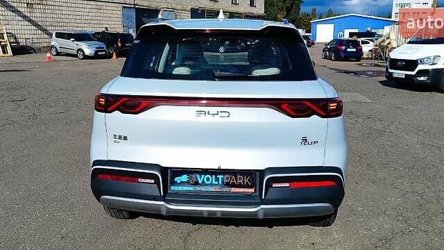 Белый БИД Yuan Up, объемом двигателя 0 л и пробегом 5 тыс. км за 20000 $, фото 4 на Automoto.ua