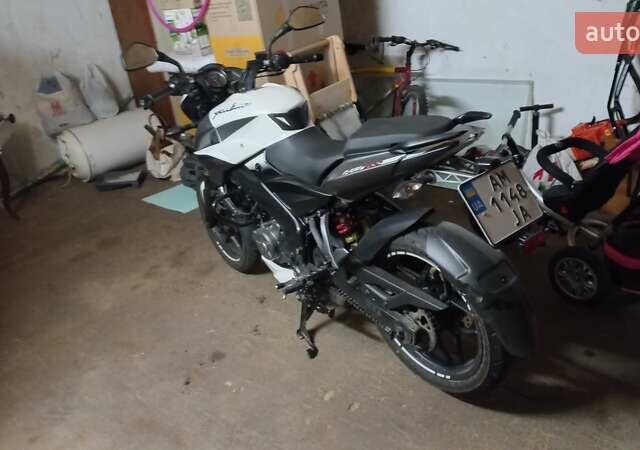 Белый Баджадж Pulsar NS200, объемом двигателя 0.2 л и пробегом 5 тыс. км за 2000 $, фото 3 на Automoto.ua