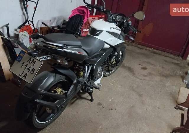 Белый Баджадж Pulsar NS200, объемом двигателя 0.2 л и пробегом 5 тыс. км за 2000 $, фото 4 на Automoto.ua