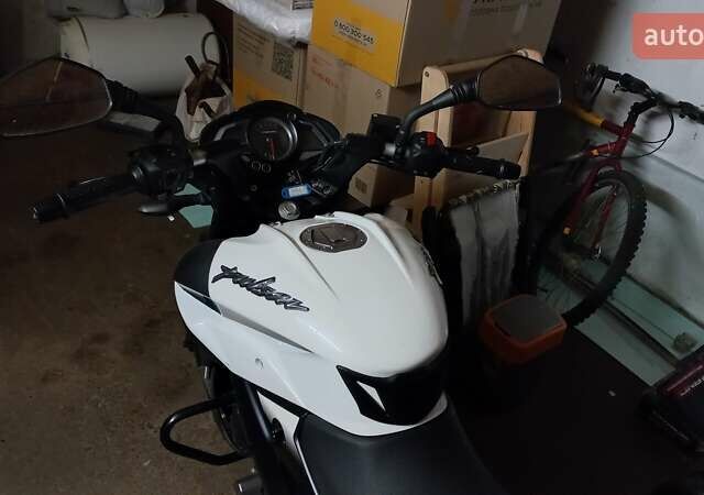 Белый Баджадж Pulsar NS200, объемом двигателя 0.2 л и пробегом 5 тыс. км за 2000 $, фото 7 на Automoto.ua