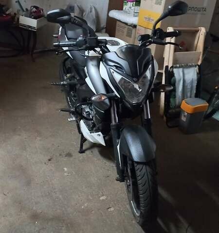 Белый Баджадж Pulsar NS200, объемом двигателя 0.2 л и пробегом 5 тыс. км за 2000 $, фото 5 на Automoto.ua