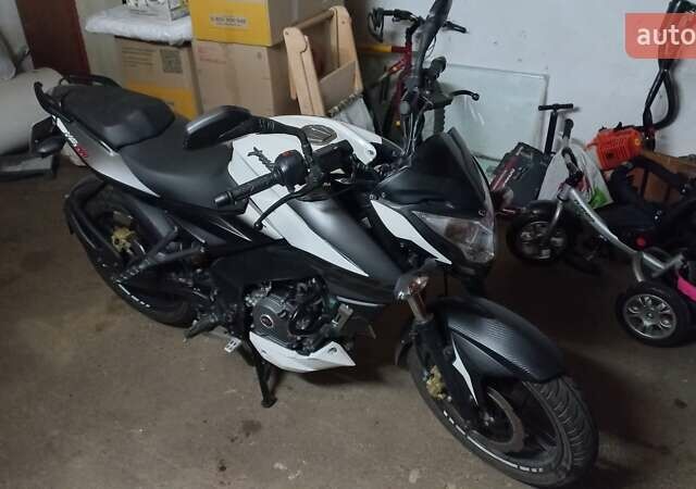 Белый Баджадж Pulsar NS200, объемом двигателя 0.2 л и пробегом 5 тыс. км за 2000 $, фото 2 на Automoto.ua