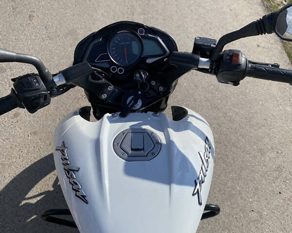 Белый Баджадж Pulsar NS200, объемом двигателя 0.2 л и пробегом 6 тыс. км за 2600 $, фото 6 на Automoto.ua