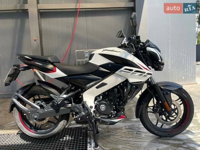 Белый Баджадж Pulsar NS200, объемом двигателя 0.2 л и пробегом 6 тыс. км за 2500 $, фото 1 на Automoto.ua