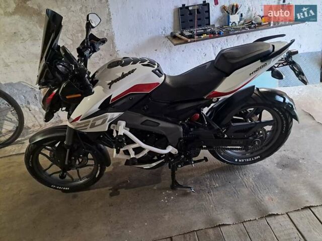 Белый Баджадж Pulsar NS200, объемом двигателя 0.2 л и пробегом 4 тыс. км за 2525 $, фото 1 на Automoto.ua