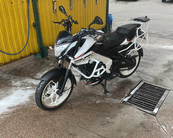 Белый Баджадж Pulsar NS200, объемом двигателя 0.2 л и пробегом 25 тыс. км за 2000 $, фото 2 на Automoto.ua
