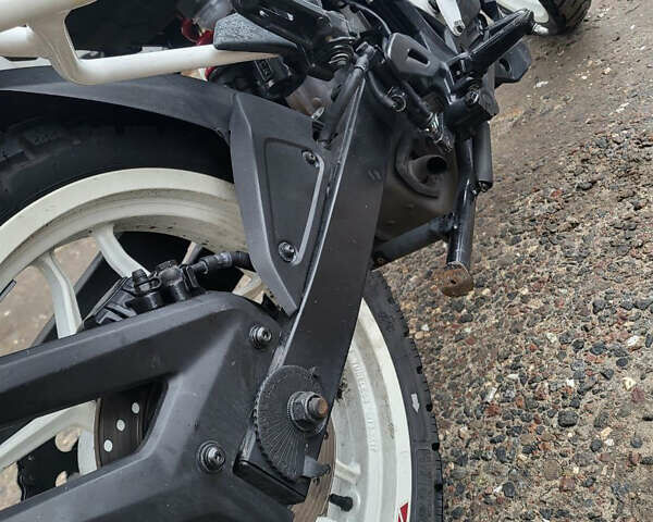 Белый Баджадж Pulsar NS200, объемом двигателя 0.2 л и пробегом 25 тыс. км за 2000 $, фото 5 на Automoto.ua