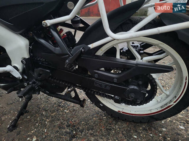 Белый Баджадж Pulsar NS200, объемом двигателя 0.2 л и пробегом 25 тыс. км за 2000 $, фото 3 на Automoto.ua