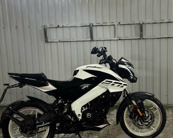 Белый Баджадж Pulsar NS200, объемом двигателя 0.2 л и пробегом 26 тыс. км за 1900 $, фото 4 на Automoto.ua