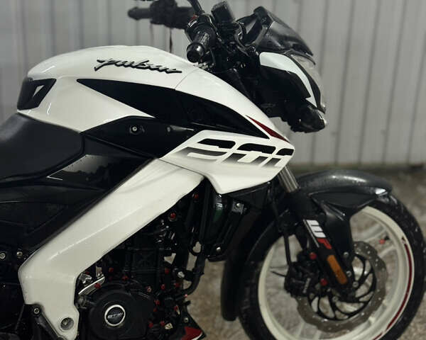 Белый Баджадж Pulsar NS200, объемом двигателя 0.2 л и пробегом 26 тыс. км за 1900 $, фото 5 на Automoto.ua