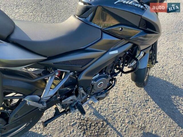 Черный Баджадж Pulsar NS200, объемом двигателя 0.2 л и пробегом 8 тыс. км за 2000 $, фото 5 на Automoto.ua