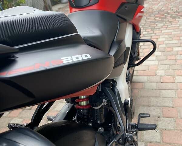 Красный Баджадж Pulsar NS200, объемом двигателя 0.2 л и пробегом 8 тыс. км за 2000 $, фото 2 на Automoto.ua