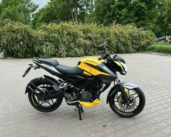 Желтый Баджадж Pulsar NS200, объемом двигателя 0.2 л и пробегом 13 тыс. км за 2400 $, фото 2 на Automoto.ua