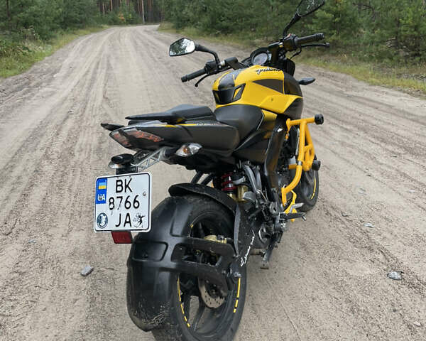 Желтый Баджадж Pulsar NS200, объемом двигателя 0 л и пробегом 14 тыс. км за 1900 $, фото 2 на Automoto.ua