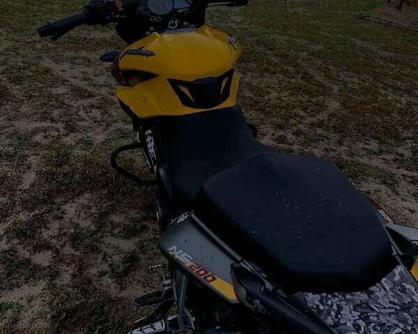 Желтый Баджадж Pulsar NS200, объемом двигателя 0.2 л и пробегом 13 тыс. км за 1800 $, фото 5 на Automoto.ua