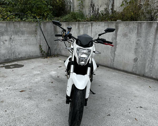 Бенелли TNT 300 2015 в Киеве на Automoto.ua Белый Бенелли TNT 300, объемом двигателя 0.3 л и пробегом 30 тыс. км за 2900 $, фото 3 на Automoto.ua