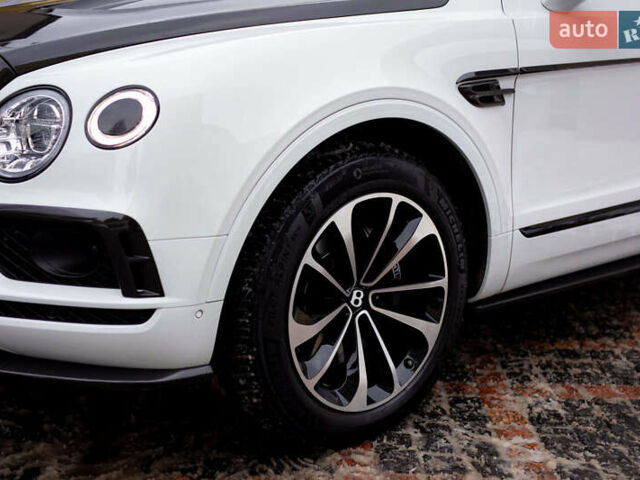 Білий Бентлі Бентайга, об'ємом двигуна 4 л та пробігом 32 тис. км за 155000 $, фото 6 на Automoto.ua